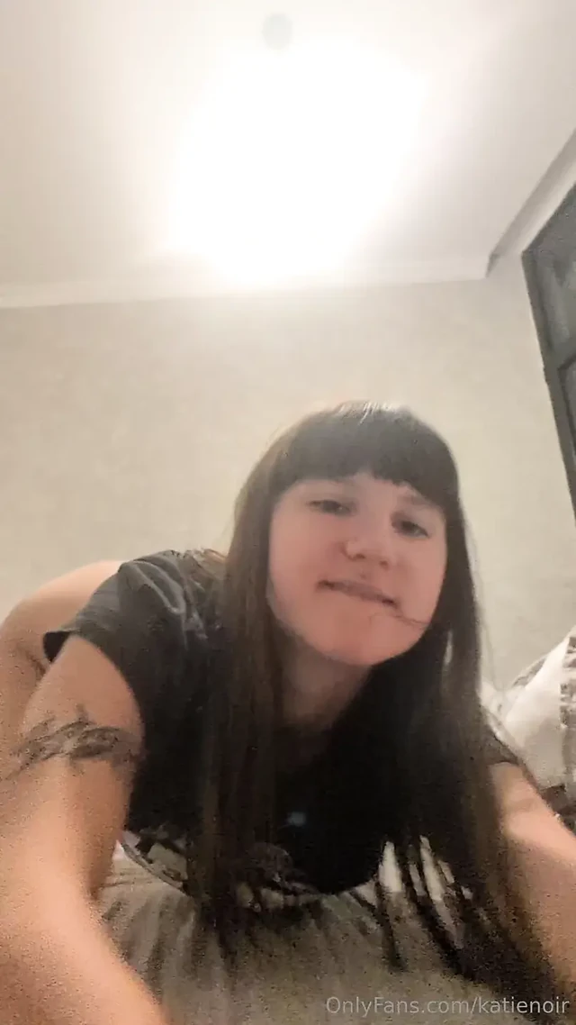 Azgın 18 Yaşında Sevimli Kız Anal Solo Dildo Mastürbasyon ve Kirli Sakso