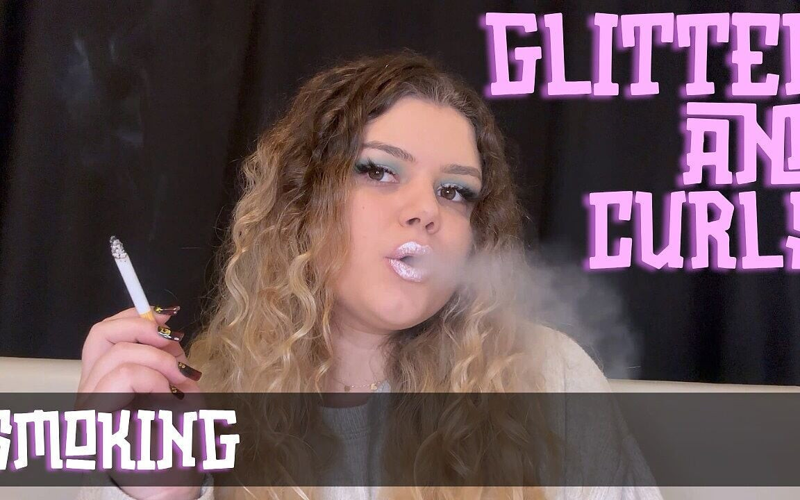 Pembe dudaklar kıvırcık saçlı sigara içiyor