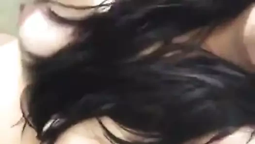 Yanıp sönen göğüsler ve kedi