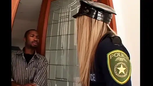 3 siyah ve 1 sarışın