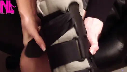 Nyllady colocando professor legcast em seus pés hosed