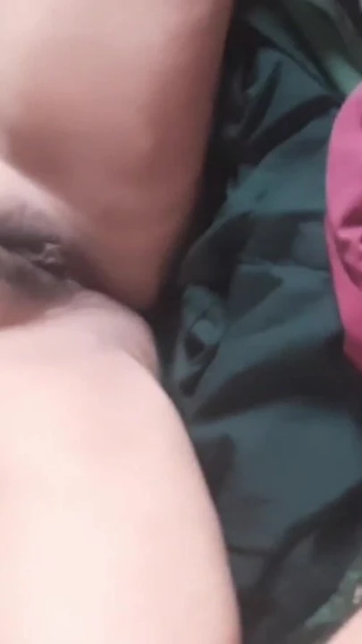 Знаковый момент из "Подружки делят индийского бойфренда и горячих подружек подруг в любительском видео"