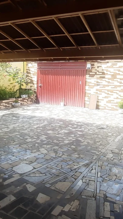 İhtiyaçlı eşim ve kocası sadece video oyunları oynamayı düşünüyordu.