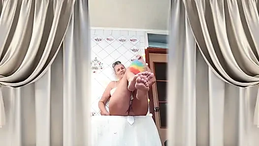 Neşeli ev hanımı Lukerya erotik bir rüyadan uyanıyor ve tüm gece devam ediyor.