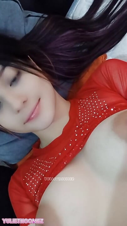 Ailemiz şehir dışındayken üvey kız kardeşimi izliyorum