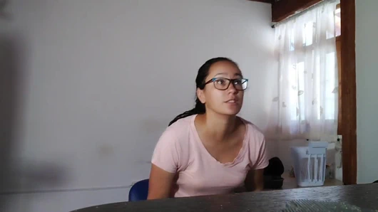 Üvey baba üvey kızını annesinin kamera arkası sikiyor