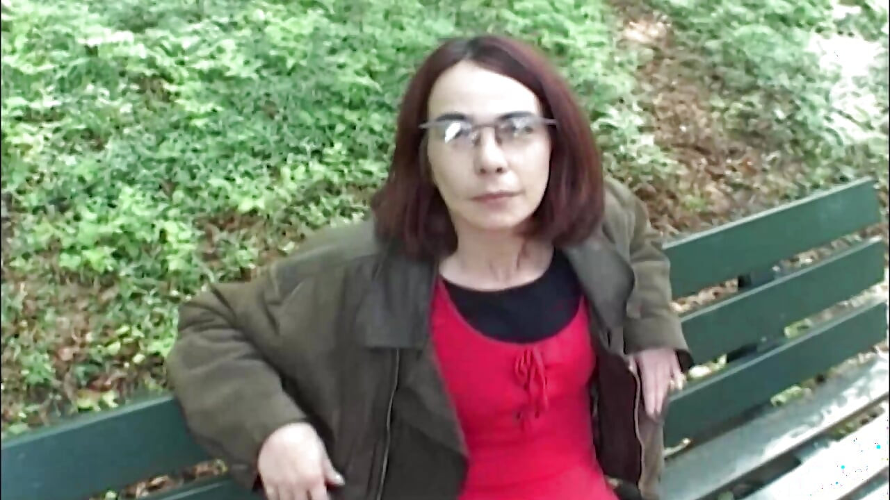 Bir eski ve dik Alman bayan gets ona aç ağız dolu içinde pov