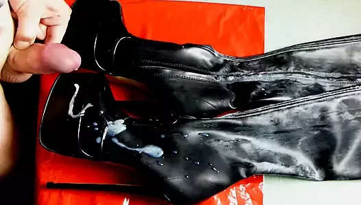 Cumshot auf oberschenkelhohe Latexstiefel