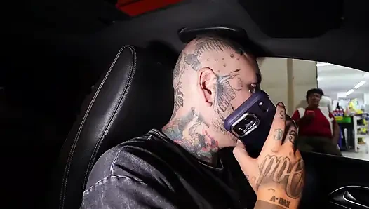 Arkadaşlarım ve ben Uber sipariş ettik ve ona göğüs ve seks örnekleriyle ödeme yaptık