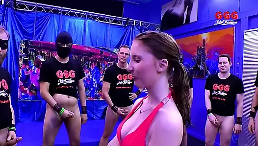 Ggg - küçük sürtük birkaç adamdan çok fazla sidik yutuyor!