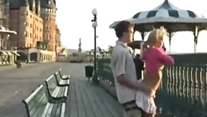 Bir güzel sarışın kız sikikleri açık