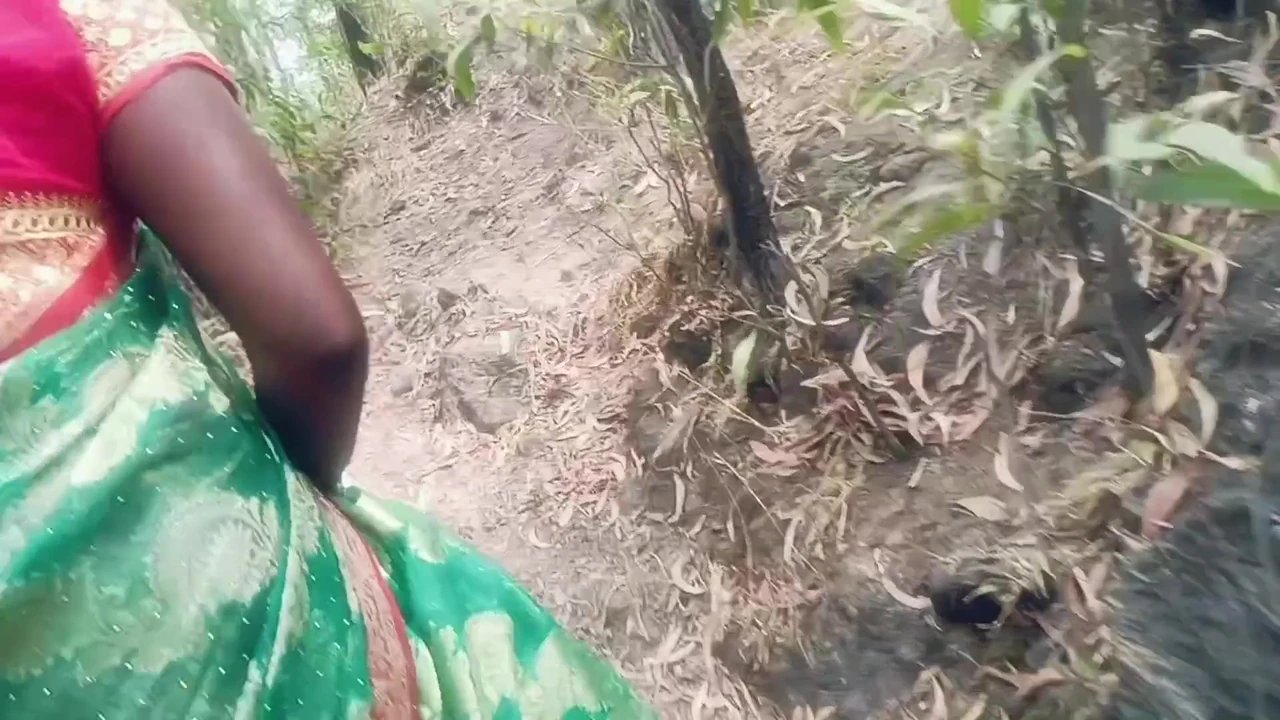 गांव में जंगल में स्कूली छात्र के साथ पत्नी की चुदाई