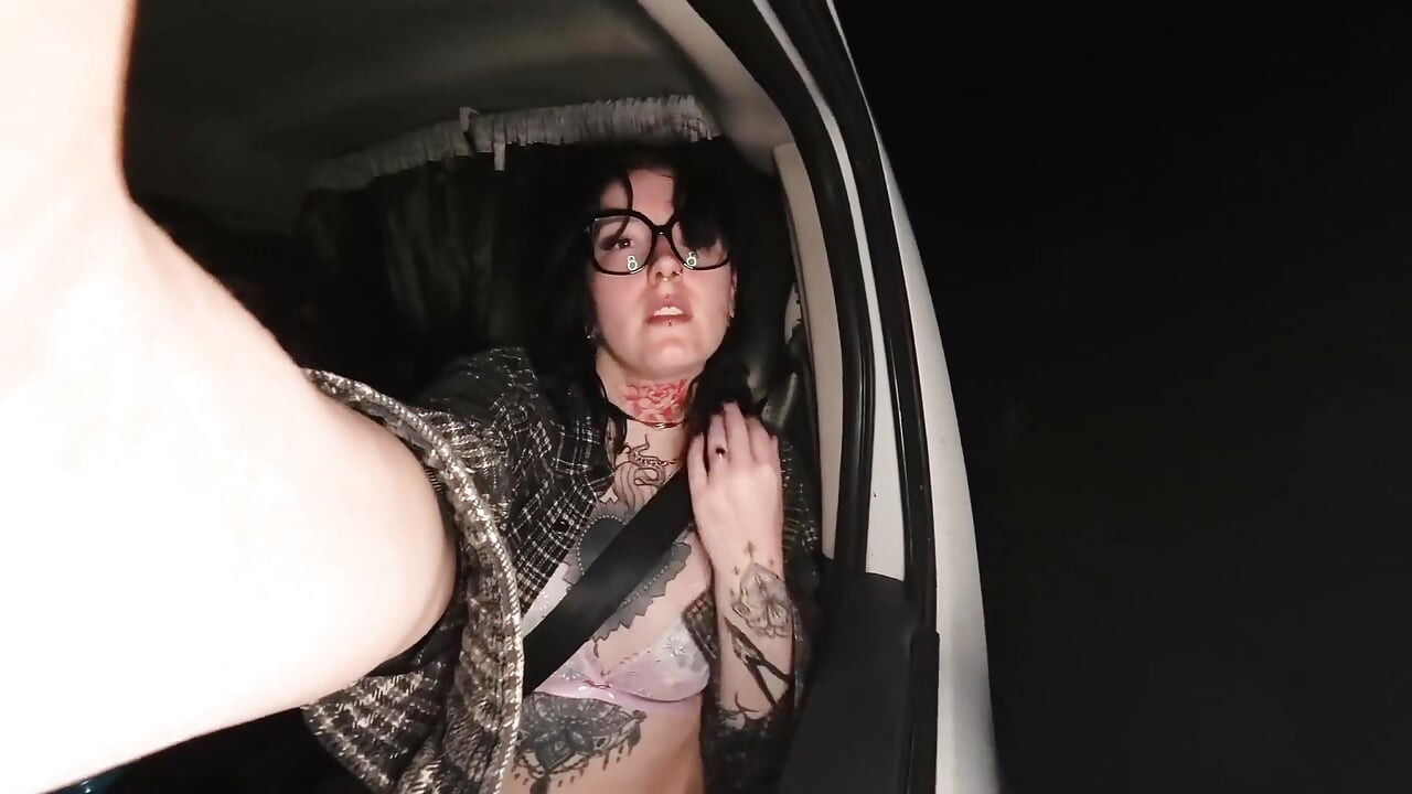 Gotik kız araba sürerken sıkılıyor - dildo, gırtlağına kadar sikiş