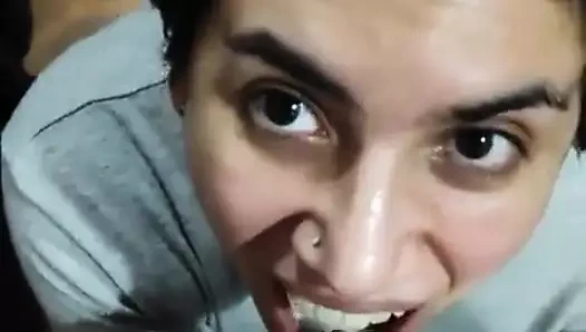 Quickie! Ağzına boşalıyor, boşalıyor ve yutuyor!