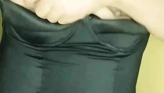 Kalın yarağını üstüme sokuyor ve ıslak bırakıyor.