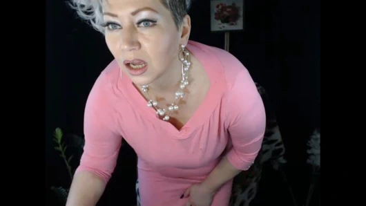 Ahlaksız orta yaşlı seksi fahişe şişelere biniyor...