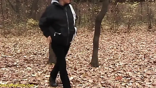 Genç kız parkta işiyor