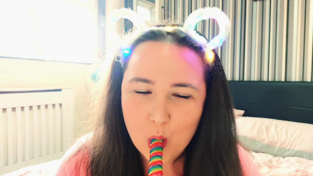 Смотри, как я сосу мою lollypop ❤️