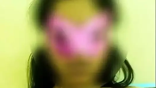 Hintli genç kız amını parmaklıyor