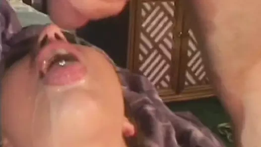 Büyük memeli esmer Fransız çifte penetrasyondan hoşlanıyor