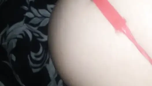 Güzel latin orta yaşlı seksi kadın kırmızı iç çamaşırlı sikişiyor