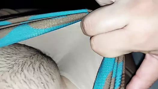 Odada benim üvey kardeşimle, o onu kedi okşamama izin veriyor