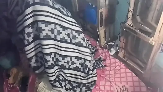 Battaniyenin altında onu öpüyorum ve ona dokunuyorum