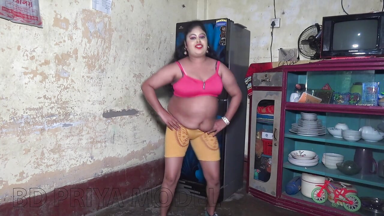 Hintli kız ateşli ve seksi bir dansın tadını çıkarıyor 2025