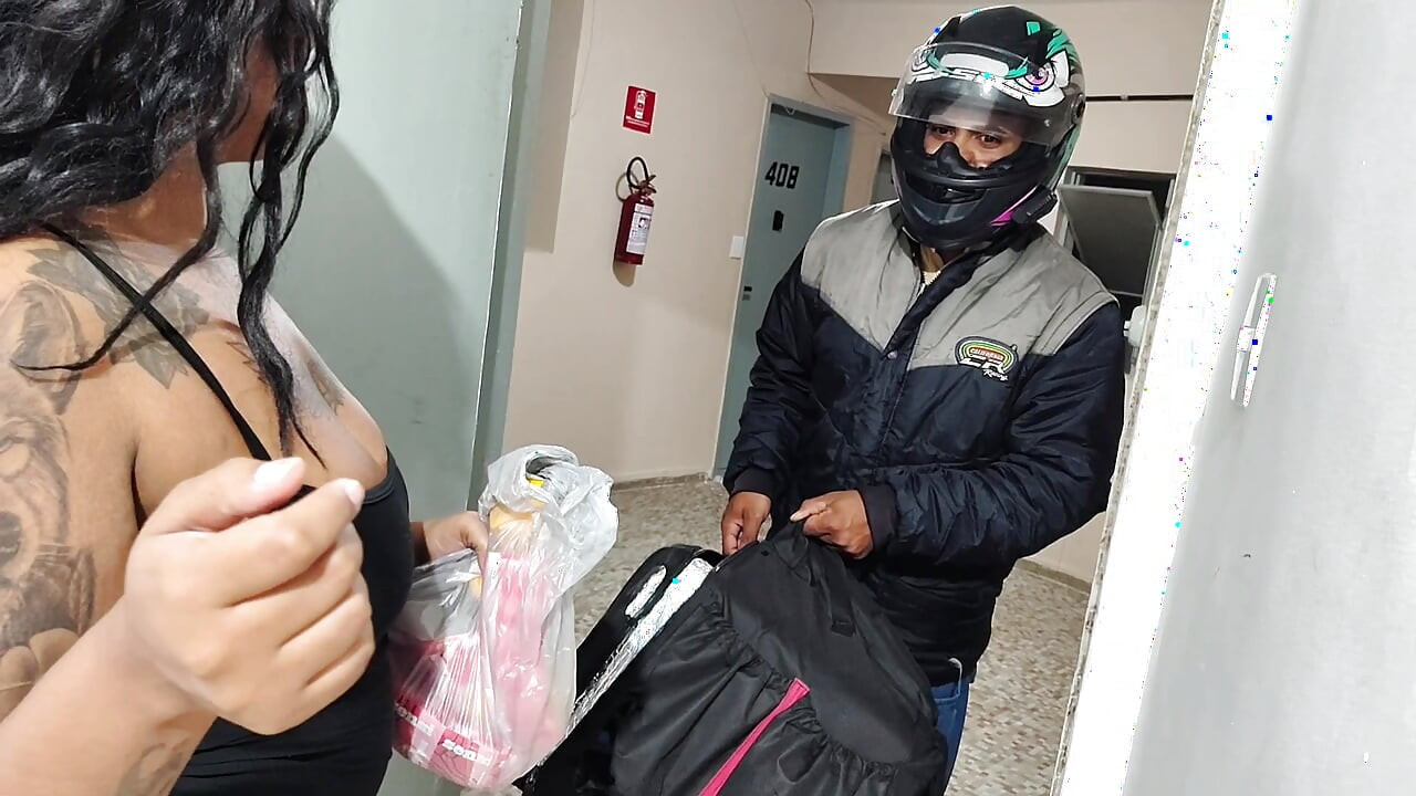 İri güzel kadın moto oğlana sert prezervatif denedirdi