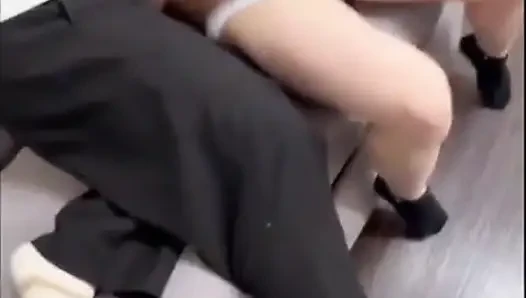 Karşı konulmaz bir adam kontrolü ele geçirdiğinde vahşice deneyimli bir güzellik bile kontrolünü kaybediyor