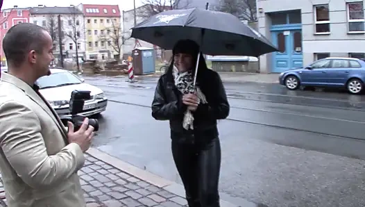 Büyük götlü Alman orta yaşlı seksi kadın büyük bir boşalmaya kadar yarağa biniyor