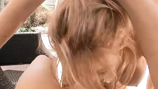 Azgın esmer iki adamla sikişiyor