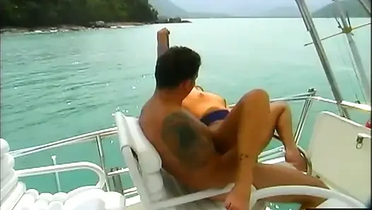 Mavi bikinili esmer kadın sunny yatta sert sikiliyor