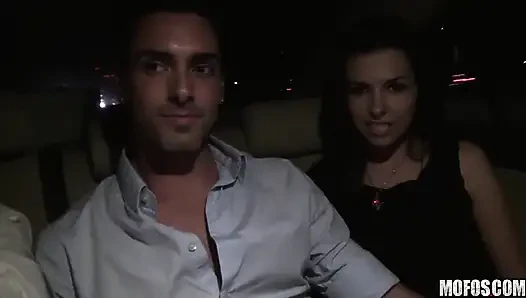 Gerçek sürtük partisi - sarışın Nicole ve Danica vahşi bir araba yolculuğundan sonra açık havada dağınık bir üçlü grup seks ve yüze boşalma için alınıyor