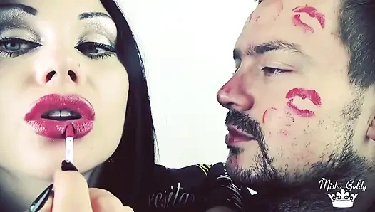 Alex'i kırmızı parlak rujla kapatıyor ve yüzünü öpüyor!