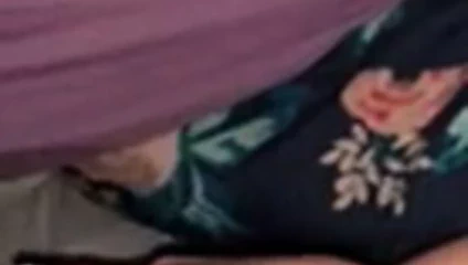 Orta yaşlı seksi kadın boşalana kadar amını parmaklıyor