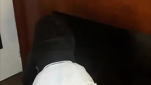 Minyon gotik hizmetçim eğilmeye devam ediyor ve kendime yardım edemedim
