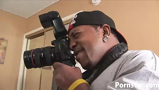 İri güzel kadın zenci porno yıldızı Madame Trixie büyük zenci yarağını sikiyor