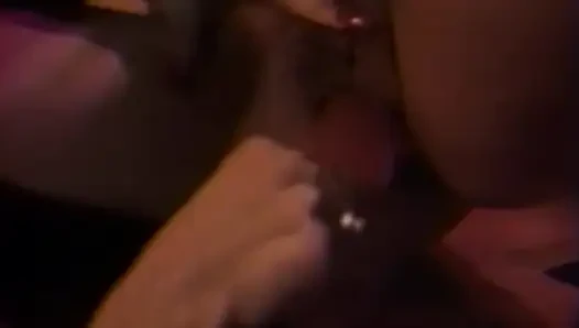 İki yaramaz hatun kız arkadaşlarının lezbiyen çifte penetrasyondan zevk almasına yardım ediyor