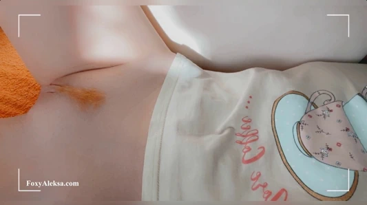 Çıplak minyon amcık seninle oynuyor ve burada ve şimdi seks istiyor.