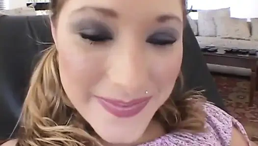 Büyüleyici genç seks deposu oturma odasında sert sikiliyor