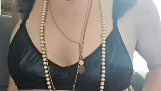 Seksi bir üvey anne vajinasını ve büyük götünü okşuyor