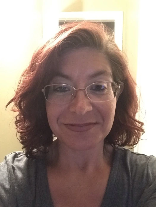 Liseli kendisi ile oynamayı seviyor