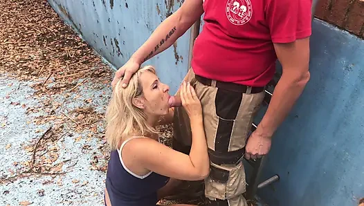 Pool Tech e Cliente em Piscina Vazia - garganta profunda intensa e facial