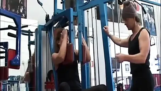 Olgun poker masasında sikişiyor