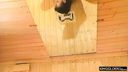 Leidenschaftliche Sauna-Penetration mit geilem Paar