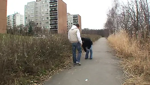 Büyük memeli olgun açık havada sikiliyor ve içeride sikiliyor