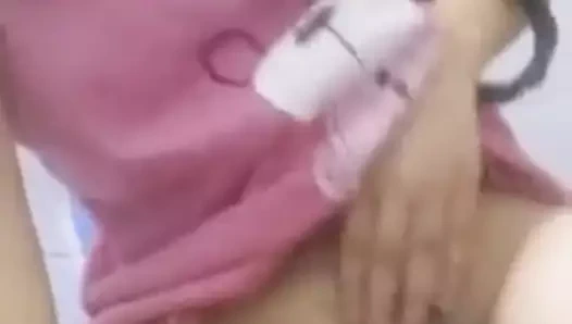 Seksi bir video çekmeden önce amını traş etmeyi unuttum