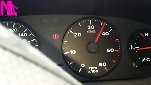 Siyah parmak arası terliklerde devirme ve pedal pompalama