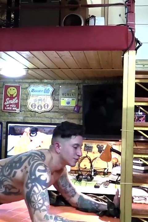 İki üvey erkek kardeş erkek arkadaşının götünü paylaşıyor